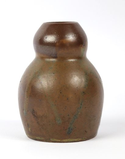 null Albert JACQUES (1882-1946).

Vase bilobé en grès émaillé brun.

Signé au revers.

H_11...