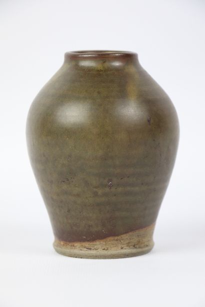 null GEOFFROY (?).

Vase en grès à émail brun.

Signé au revers.

H_12 cm