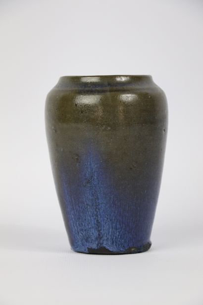 null Eugene LION (1867-1945).

Vase pansu en grès émaillé bleu et brun.

Signé au...