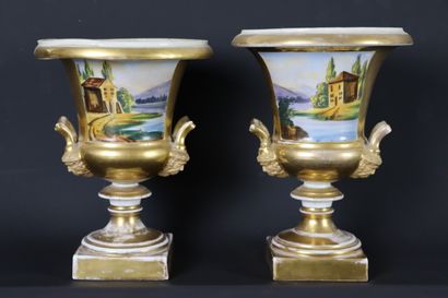 null PARIS, XIXème siècle.

Paire de vase Medicis en porcelaine à décor polychrome...