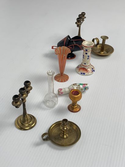 null Ensemble de dix objets miniatures en porcelaine, laiton, métal et verre comprenant...