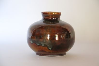 null Roger JACQUES (1920-2001).

Vase cylindrique à col rehaussé émaillé brun

Signé...
