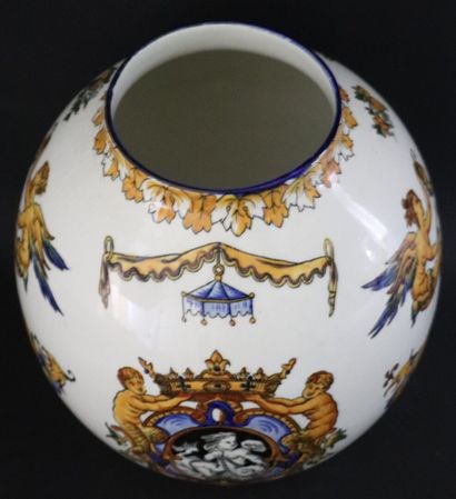 null GIEN.

Vase pansu en faience à décor Renaissance sur fond blanc.

H_18.5 cm...