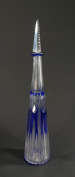 null SAINT-LOUIS, dans le goût de.

Carafe fuselée en cristal taillé et teinté bleu....