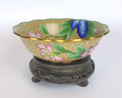 null CHINE, XXème siècle.

Coupe en bronze émaux cloisonnés polychrome à décor de...