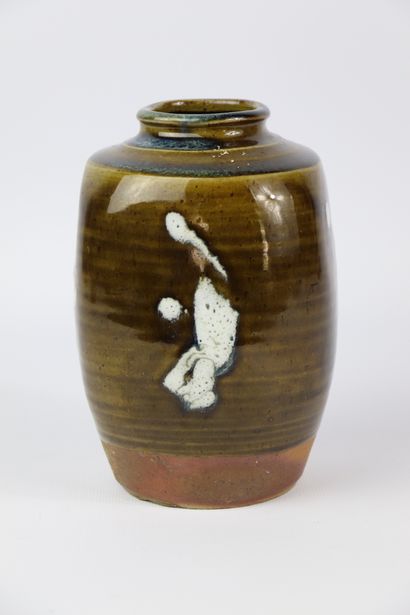 null Martine ROUILLARD (née en 1949).

Vase en grès émaillé blanc et brun.

Signé...