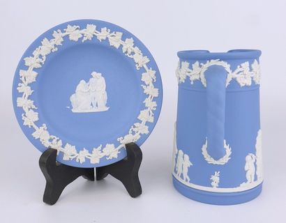 null WEDGWOOD. 

Lot comprenant un petit pichet et une coupelle en biscuit à décor...