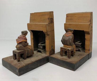 null Deux serre-livres en bois représentant un vieux et une vieille face à une cheminée

H_...