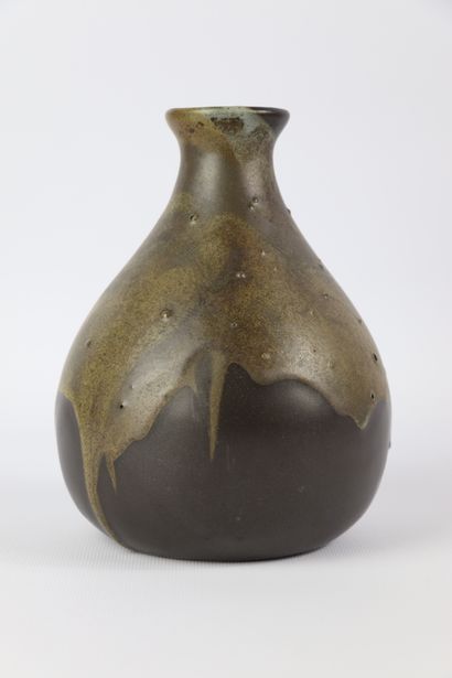 null Léon POINTU (1879-1942).

Vase piriforme à col évasé en grès à coulures beiges...