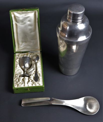  Lot en métal argenté comprenant : 
un shaker, un coquetier et sa cuillère, dans...