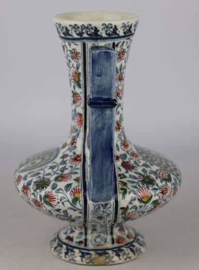 null GIEN

Vase à col évasé en porcelaine à décor cachemire, les anses à la grecque...