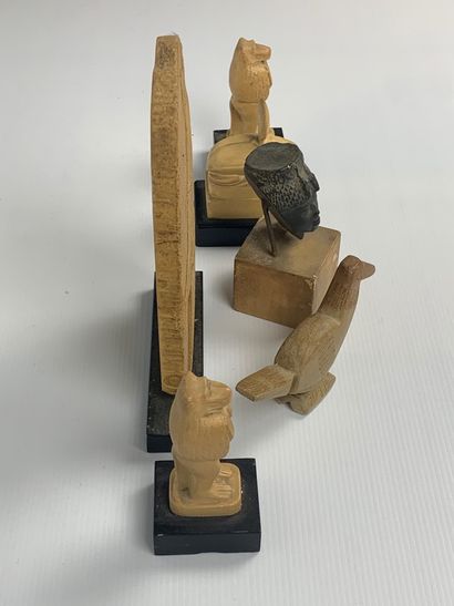  Ensemble de six statuettes dans le style égyptianisant, buste de la Reine Tii, bas...