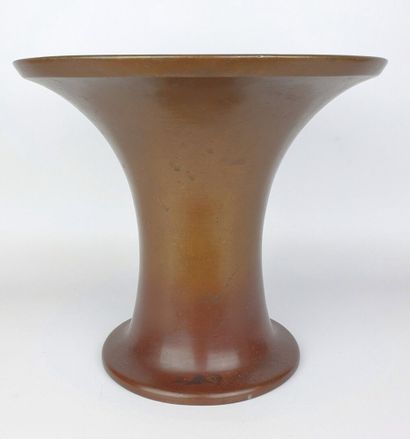 null JAPON, période Meiji (1868-1912).

Socle formant vase en bronze à patine brune,...