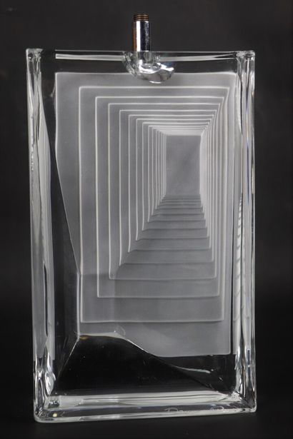 null DAUM France.

Lampe en cristal moulé, à décor stylisé d'architecture.

H_27,5...