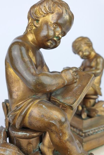 null Paire de sculptures en bronze doré à décor d'enfants à l'écriture et à la lecture,...