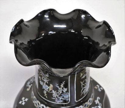 null CHINE.

Important vase en laque à fond noir et nacre gravée, sur son support.

H_100,5...