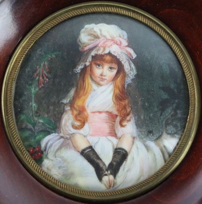 null Ecole française des années 1920-30.

Petite fille au fichu.

Miniature sur ivoire

D_7,5...
