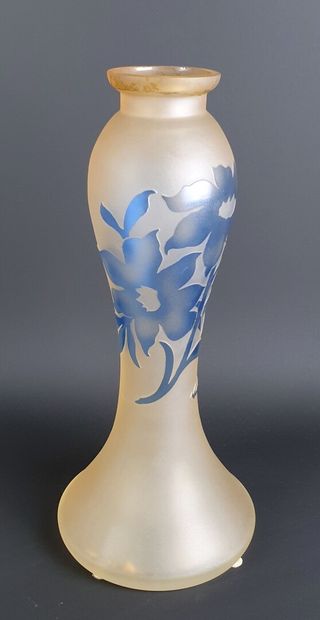 null DE VIANNE.

Vase à base évasée en verre multicouches traité en réserve bleu...
