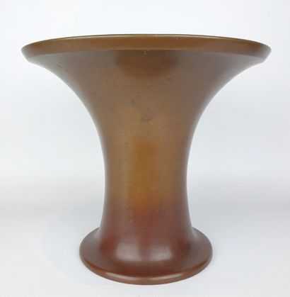 null JAPON, période Meiji (1868-1912).

Socle formant vase en bronze à patine brune,...