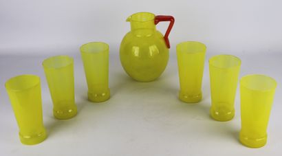 null Service à orangeade en verre jaune et rouge.

Il comprend un pichet et six verres.

Vers...