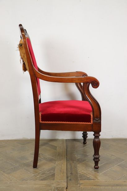 null Paire de fauteuils à haut dossier en acajou mouluré et sculpté.

XIXème siècle.

Garniture...