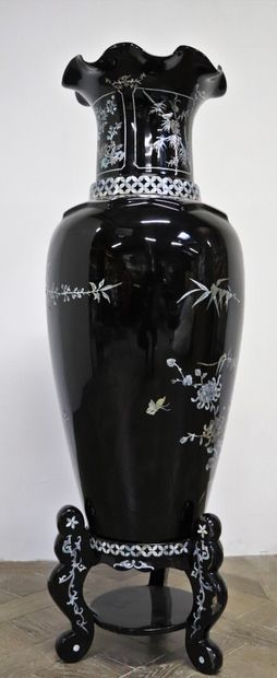 null CHINE.

Important vase en laque à fond noir et nacre gravée, sur son support.

H_100,5...