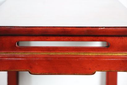 null CHINE, vers 1900.

Table basse rectangulaire en bois et laque or sur fond rouge,...