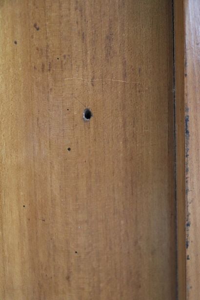null Miroir de trumeau en merisier.

XIXème siècle.

H_135.5 cm L_105.5 cm