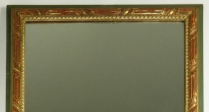 null Miroir d'entre-deux en bois et stuc laqué vert et doré.

Style Louis XVI.

H_112.5...