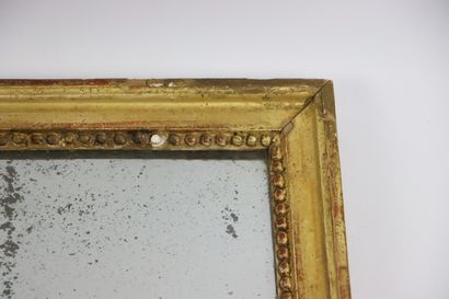 null Petit miroir en bois et stuc doré Louis XVI

H_54 cm L_40.5 cm Miroir piqué