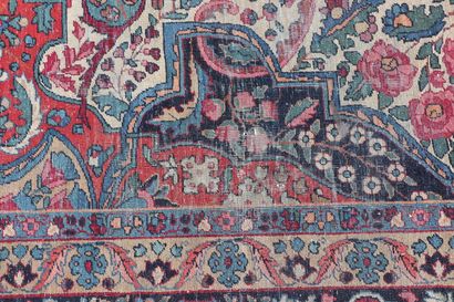 null IRAN.

Grand tapis en laine noué main à décor géométrique et floral sur fond...