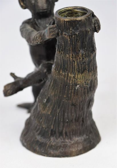 null Paire de bougeoirs en bronze figurant un singe se tenant à un tronc.

H_12 cm...
