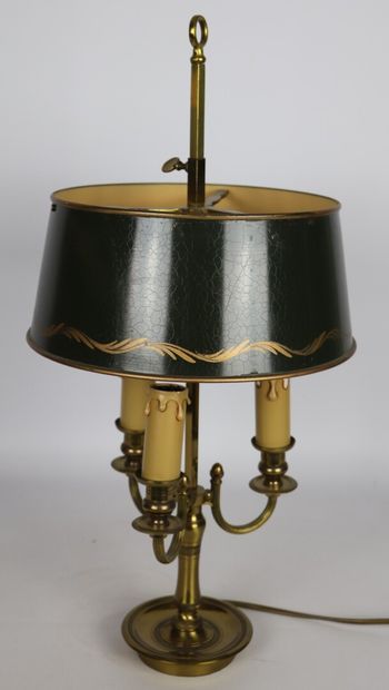 null Lampe bouillotte à trois bras de lumière en bronze doré et tôle peinte.

Style...