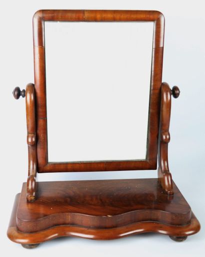 null Miroir de toilette en bois de placage, inclinable.

XIXème siècle.

H_53 cm...