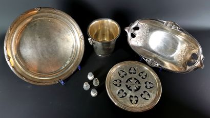 null Réunion d'objets en métal argenté comprenant :

- plateau à décor de joncs enrubannés...