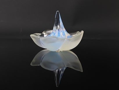 null LALIQUE France. 

Fleur en cristal opalescent.

H_ 6.8 cm