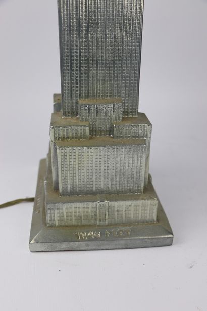 null SARSAPARILLA NEW YORK;

Lampe Empire State Building en fonte d'aluminium.

Signée...