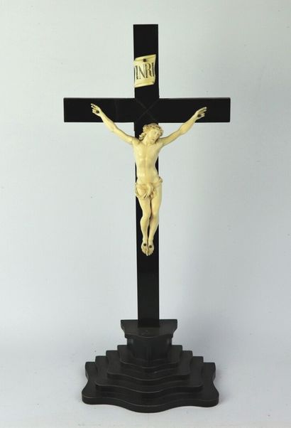 null Crucifix à poser en bois noirci et ivoire.

Milieu du XIXème siècle.

H_20,5...