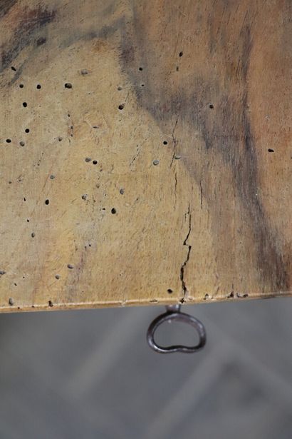 null Table de toilette (?) en bois mouluré et sculpté, ajouré, le plateau laissant...