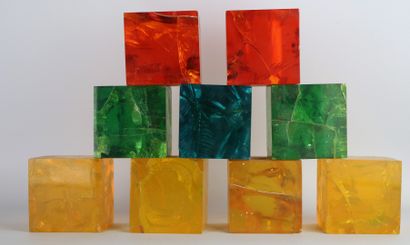 null Suite de neuf cubes en plexiglass teinté.

H_7 cm L_7 cm P_7 cm

quelques é...