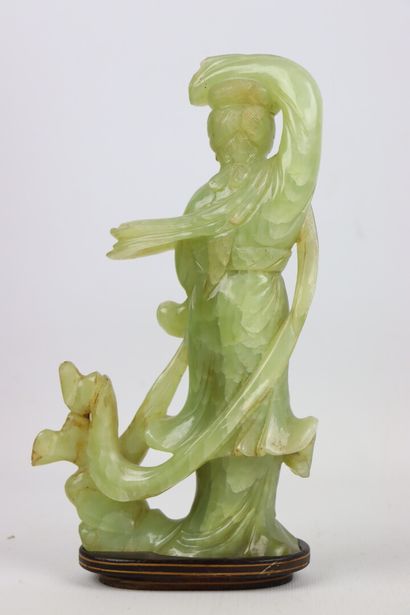 null CHINE.

Statuette en pierre dure verte figurant une femme tenant un lapin.

H_23...
