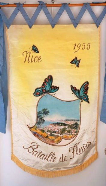 null Lot de trois bannières en soie peinte.

Bataille de Fleurs, Nice 1955, et Nice...