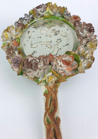 null Miroir à main en biscuit de porcelaine partiellement peint à riche décor floral...