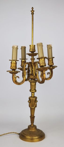 null Candélabre en bronze doré, à cinq lumières.

Travail de qualité, vers 1900.

H_49...