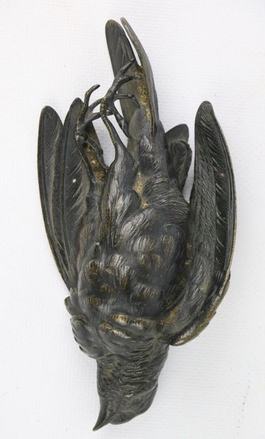 null Ecole française de la seconde moitié du XIXème siècle.

Oiseau mort.

Bronze...