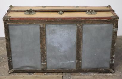 null Malle cabine à deux tiroirs en veau, cuir marron, bois et métal.

Vers 1920-1930.

H_37...