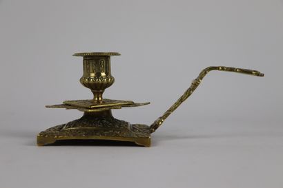 null Paire de bougeoirs et un bougeoir à main en laiton, au modèle. 

Vers 1880.

H_18.5...