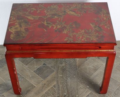 null CHINE, vers 1900.

Table basse rectangulaire en bois et laque or sur fond rouge,...