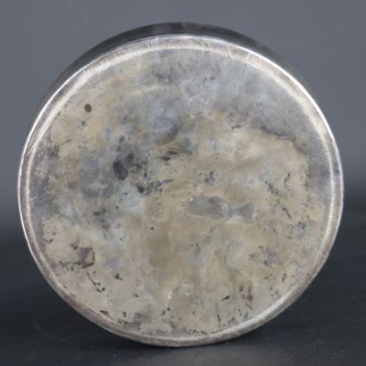 null Boite couvert en métal argenté, la prise en forme d'artichaut.

H_13 cm D_20...