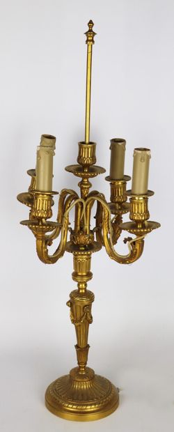 null Candélabre en bronze doré, à cinq lumières.

Travail de qualité, vers 1900.

H_49...
